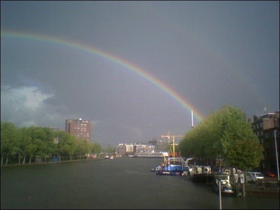 Regenboog over het water Regenboog over het water